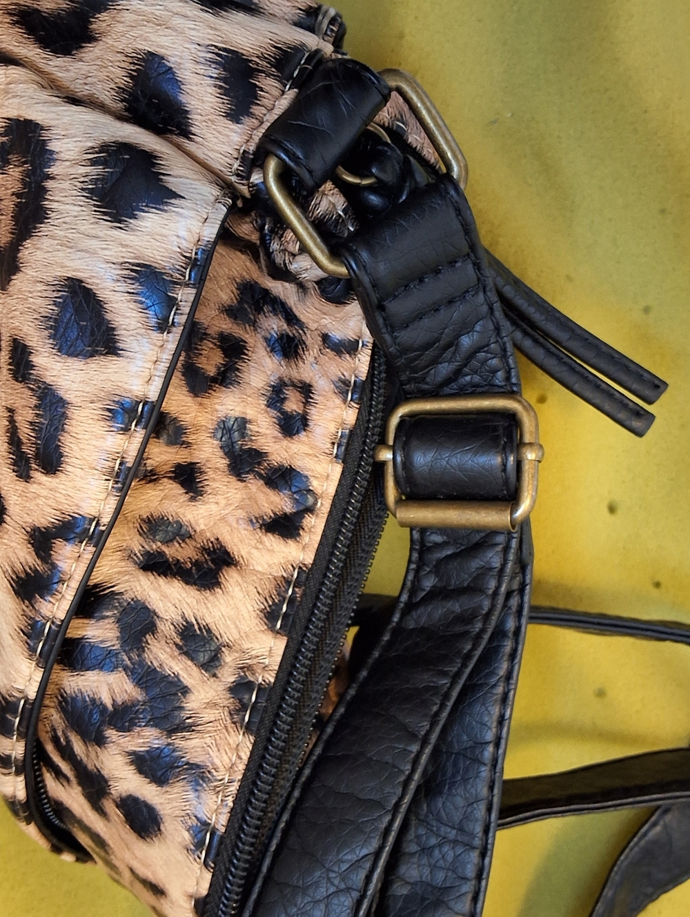 Bueno, NWOT, Leopard Print Crossbody Bag with Black Strap + Keychain - Picture 5 of 8